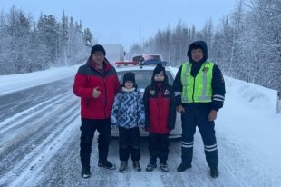 Ноябрьские автоинспекторы оказали помощь водителю на загородной автодороге.
