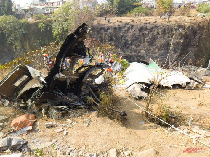 Горькие слезы на выжженной земле: фото с места крушения самолета в Эфиопии