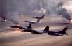 Во время операции «Буря в пустыне» (1991 г.) истребители F-16A Fighting Falcon, F-15E Strike Eagle и F-15C Eagle пролетают над горящими нефтяными месторождениями Кувейта.