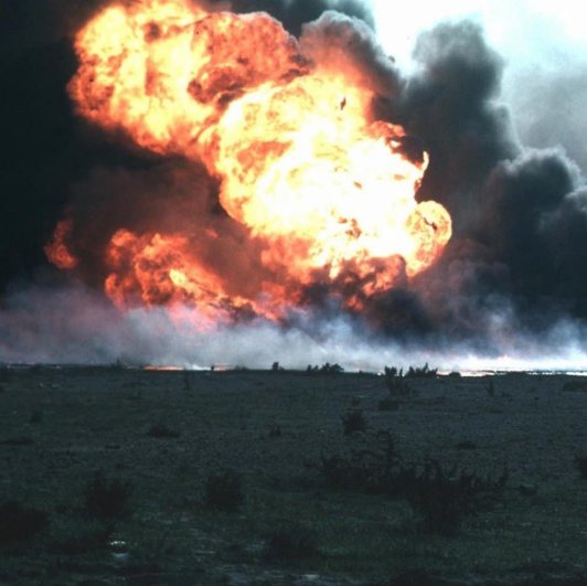 Горящее нефтяное месторождение во время операции «Буря в пустыне», Кувейт.