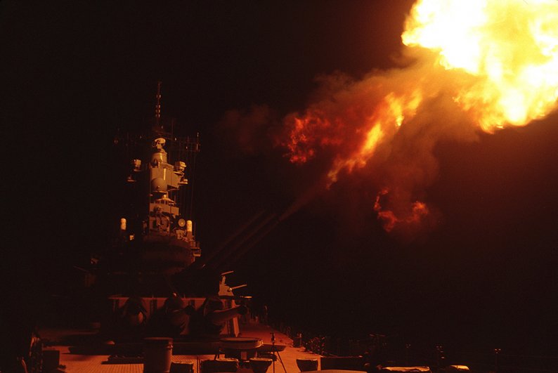 Линкор USS Wisconsin (BB-64) ведет огонь из своих 16-дюймовых орудий Mark 7 50-го калибра по уничтожению береговых целей в рамках подготовки к высадке морского десанта у побережья Хафджи во время операции «Буря в пустыне».