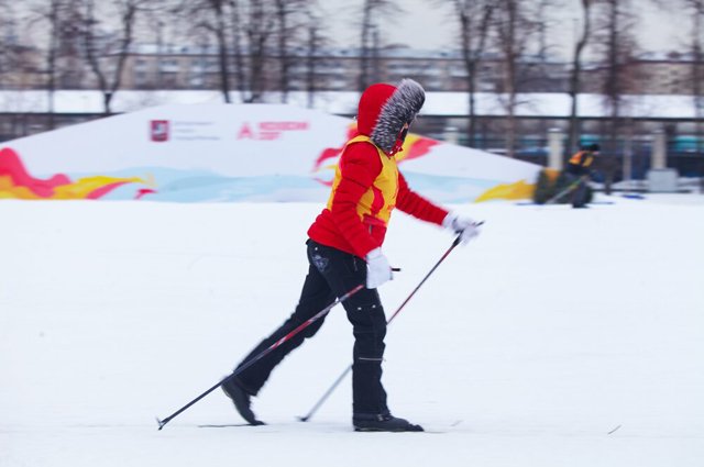 В 6 парках и в «Лужниках» по вторникам, четвергам и субботам можно записаться на бесплатное занятие с тренером по бегу на лыжах