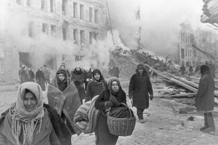 Измождённые, потерявшие близких и кров ленинградцы всё-таки выстояли.