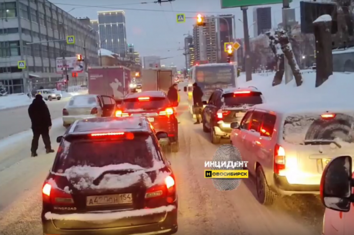 В Новосибирске водитель устроил стрельбу на улице Кирова
