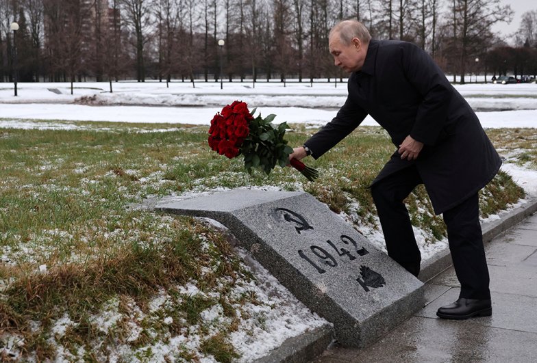 Президент РФ Владимир Путин на церемонии возложения венков и цветов к монументу.