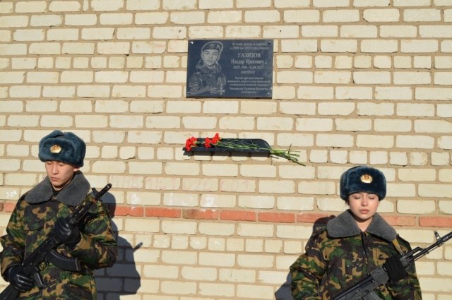 В Соль-Илецке открыли мемориальную доску в память о разведчике-снайпере Ильдаре Газизове. 