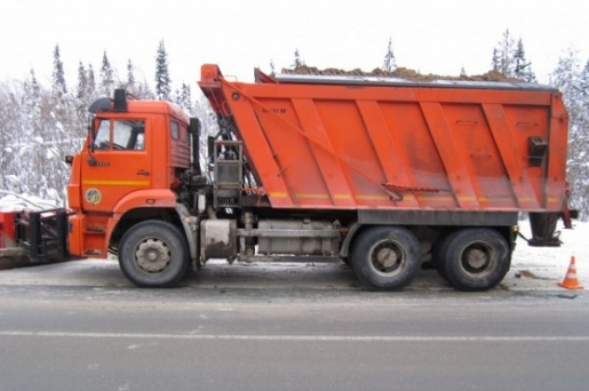 В Коми водитель Volvo врезался в стоящую на трассе снегоуборочную машину |  АиФ Коми