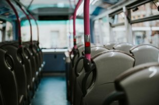В Татарстане вахтовый автобус вылетел на обочину и увяз в снегу.