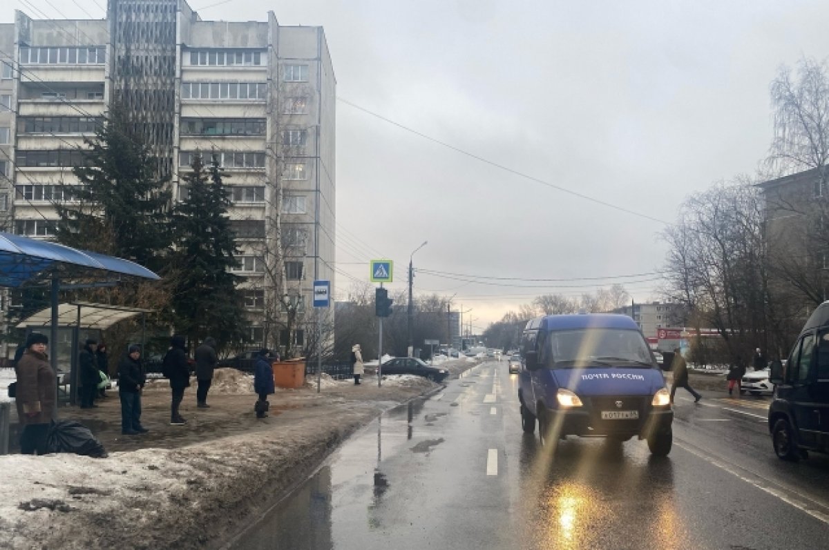 Почему нет света в казани сейчас. Город Тверь сейчас. Светофор на улице города. Победа Тверь лужи. Центр города.