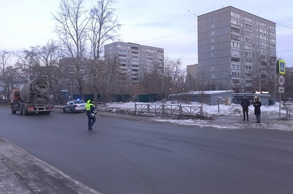 В екатеринбурге 17 летняя. Перекресток дорога. ДТП Екатеринбург сегодня. Ул. Начдива Онуфриева, 55. Пешеходы на улице.