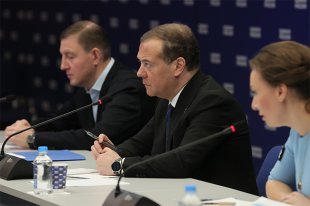 Председатель партии «Единая Россия», заместитель председателя Совета безопасности РФ Дмитрий Медведев. Слева — первый заместитель председателя Совета Федерации РФ Андрей Турчак. Справа — заместитель секретаря генерального совета партии «Единая Россия», заместитель председателя Государственной Думы РФ Анна Кузнецова.