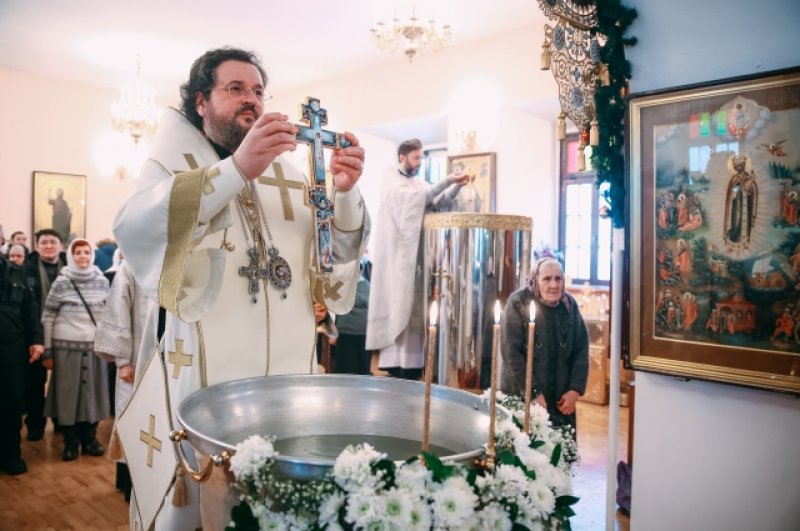 Архиепископ Якутский и Ленский Роман совершил Божественную литургию и Великое освящение воды.