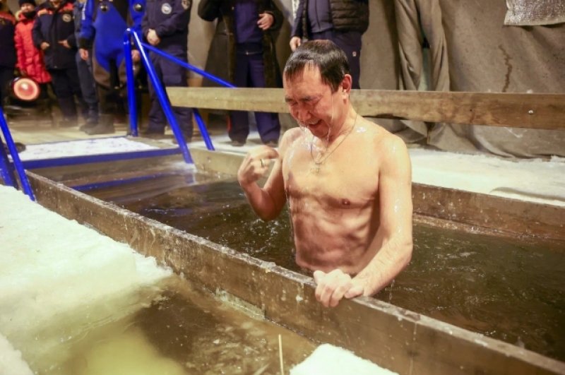 Глава Якутии Айсен Николаев окунулся в купель 18 января, когда в Якутске было -53 градуса.