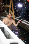 Губернатор Андрей Чибис всегда принимает участие в крещенских купаниях.