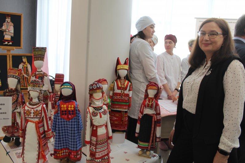 Ученики школы №76 на профессиональном уровне воссоздают костюмы народов Пензенской области: чувашей, мордвы, татар.