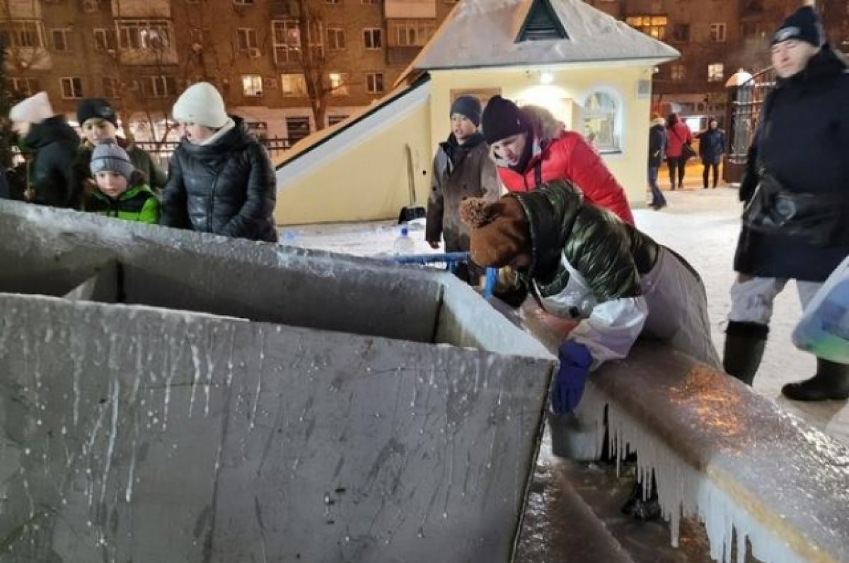 Крещение в александро невской. Жители Новосибирска. Крещенские купания. Купель крещения Александро Невской. День сосулек.