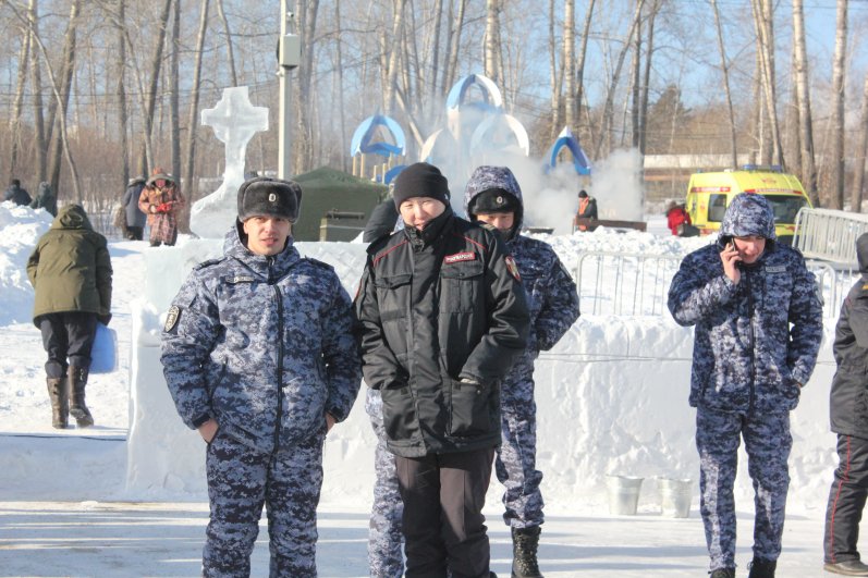 На льду дежурили десятки спасателей, полицейских, медиков и представителей росгвардии. 