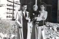 Архитектор в кругу семьи. Сталинград, 1950-е годы. 