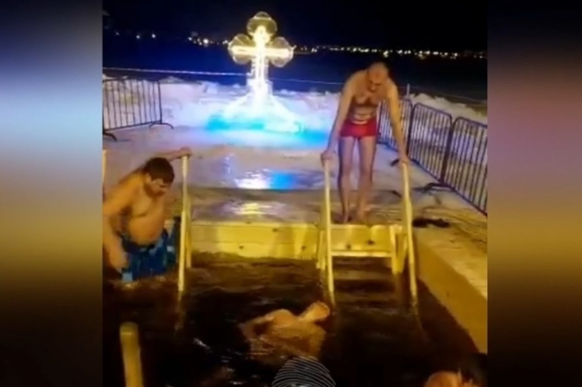 Женщина на крещение утонула в проруби видео. Крещенские купания. Крещенские купания 2023. Крещенская купель.