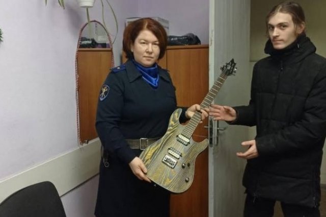 Гитара, которую вернули парню.