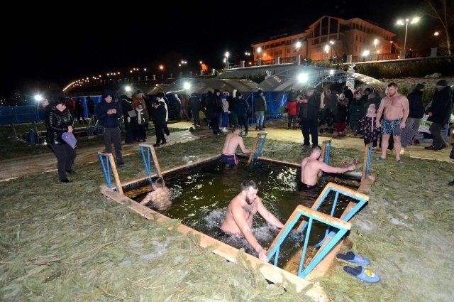 Оренбуржцы приняли участие в крещенских купаниях
