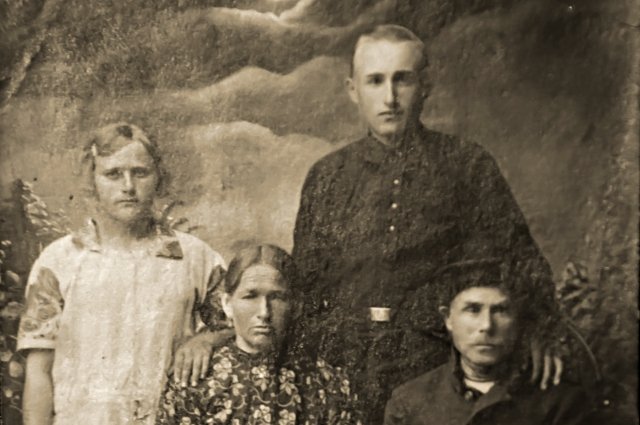 Федор Савоничев и его семья (сверху сын Павел).