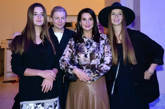 Актриса, телеведущая Екатерина Стриженова (третья слева) с дочерьми Александрой (слева) и Анастасией (справа) и дизайнер Виктория Андриянова (вторая слева).