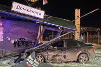 В Оренбурге Ford снес остановку после столкновения с Chevrolet.