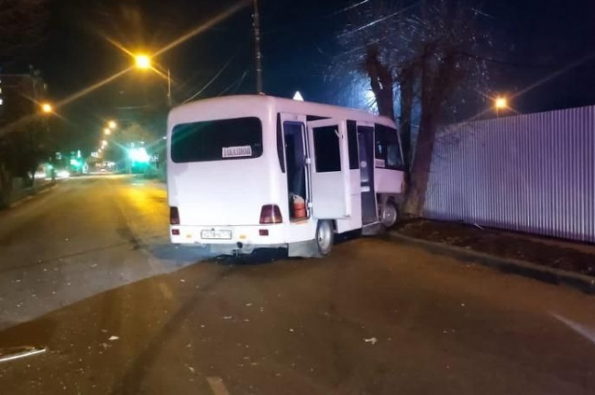 При столкновении иномарки и автобуса на Кубани пострадали 10 человек