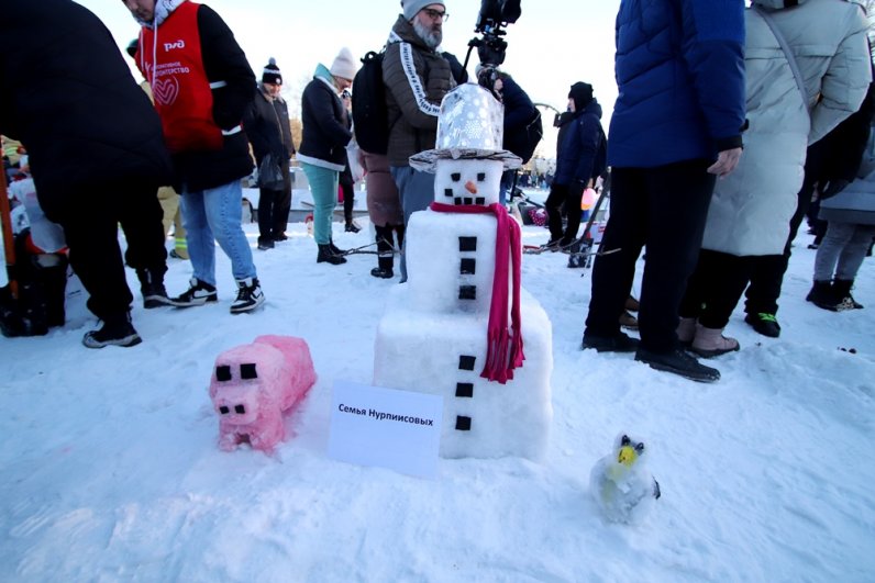 Участники флешмоба постарались сделать своих снеговиков необычными.