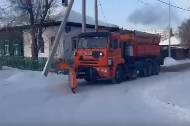 Чистили и подсыпали улицы по всему Красноярску.