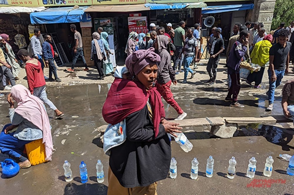 Аддис абеба. Аддис абеба безопасные районы. Житель аддис абеба 5 букв. Центр современного искусства (аддис-абеба). Аддис абеба трущобы женщины.