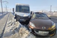 Оренбурженка получила травмы при столкновении "Мазды" с микроавтобусом