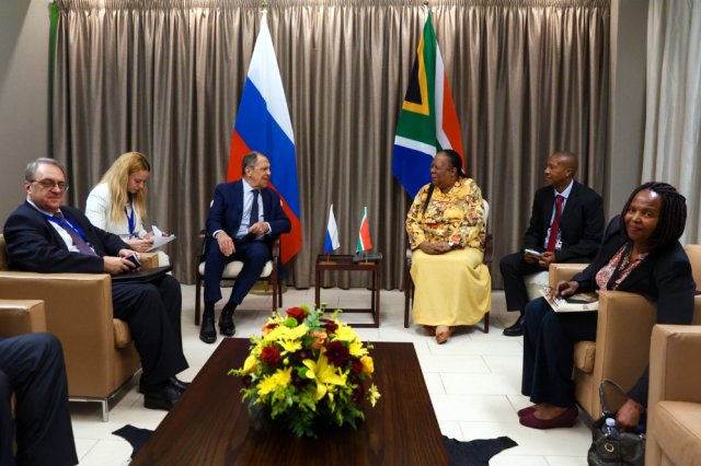 Министр иностранных дел РФ Сергей Лавров и министр иностранных дел Южно-Африканской Республики (ЮАР) Наледи Пандор во время встречи в Претории.