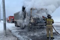 По дороге в красноярский аэропорт имени загорелся грузовик.