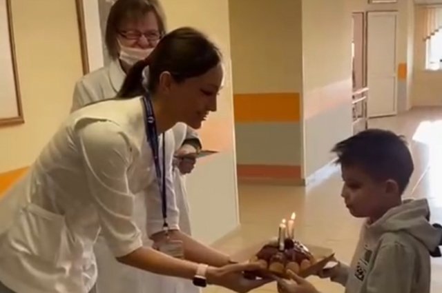 Врачи и медсестры поздравляют Володю с днем рождения.