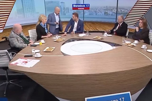 Кадр из видео скандального инцидента с огурцом в эфире польского телевидения.