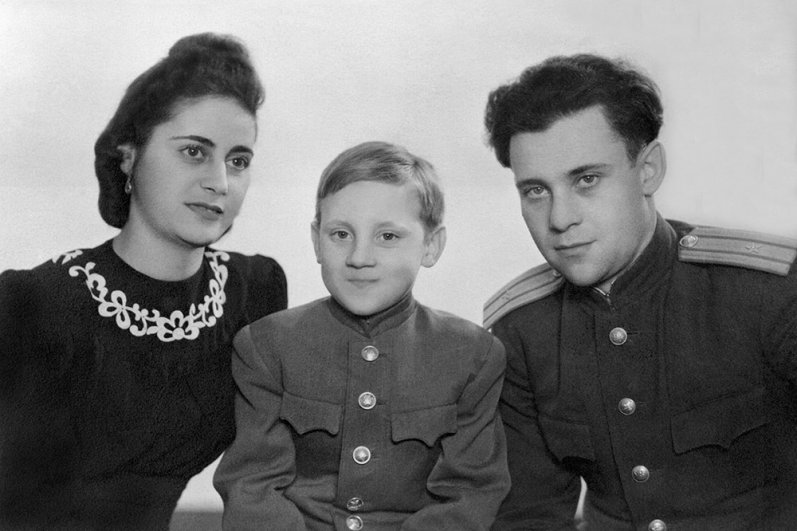 Владимир Высоцкий с родителями, 1947 год.