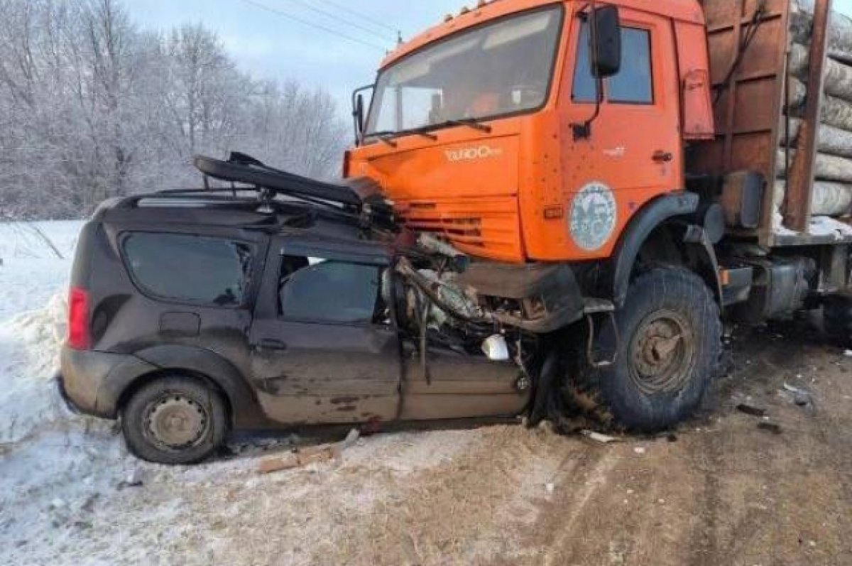В Кировской области в ДТП с лесовозом погибли четыре человека