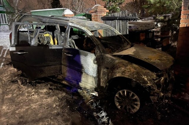 Предположительно погибшему стало плохо, он врезался в забор частного дома, после этого автомобиль загорелся.