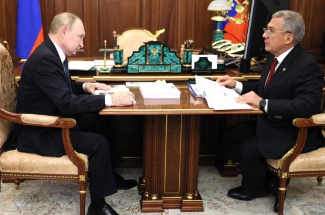 Владимир Путин отметил, что Татарстан традиционно находится в верхних строчках рейтинга по основным направлениям работы. 