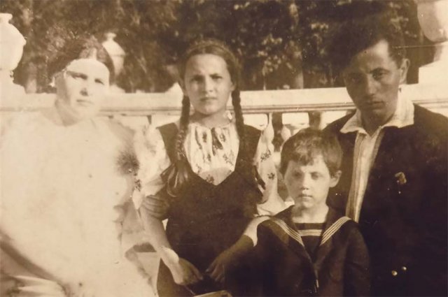 Это фото сделано 22 июня 1941 года. Наташа (в центре) с мамой, отчимом и младшей сестрой приехали в Петергоф. Впереди вся блокада...
