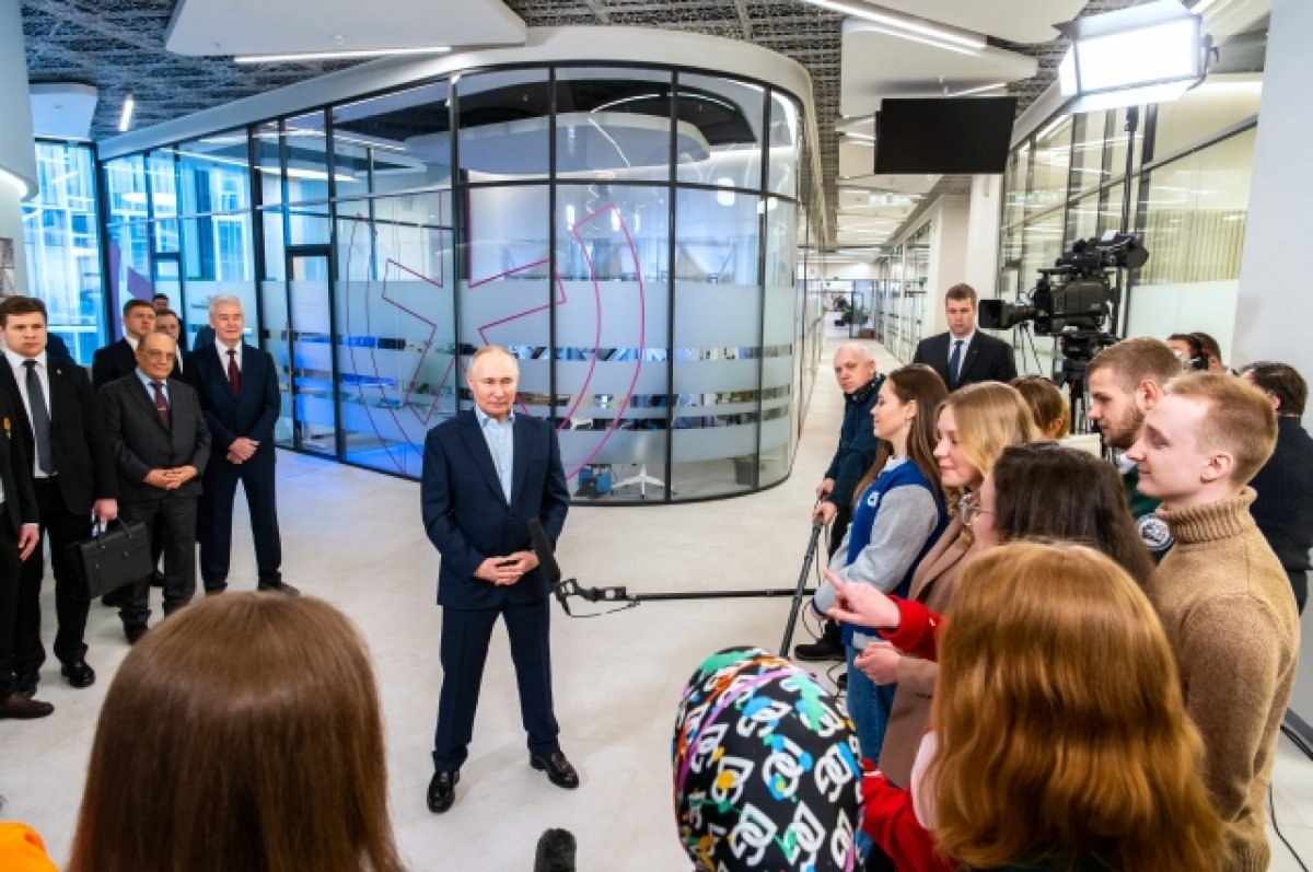Путин посетил новый корпус МГУ и познакомился с разработками в сфере БПЛА