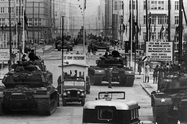 Американские и советские танки у КПП «Чарли» в Берлине, 1961 год.