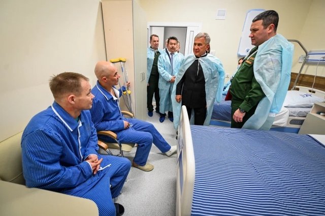 Бойцов СВО в госпитале навещает президент Татарстана Рустам Минниханов. 