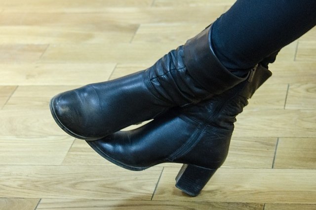 В Орске журналистка лишилась 13 000 рублей при покупке швейцарской обуви.