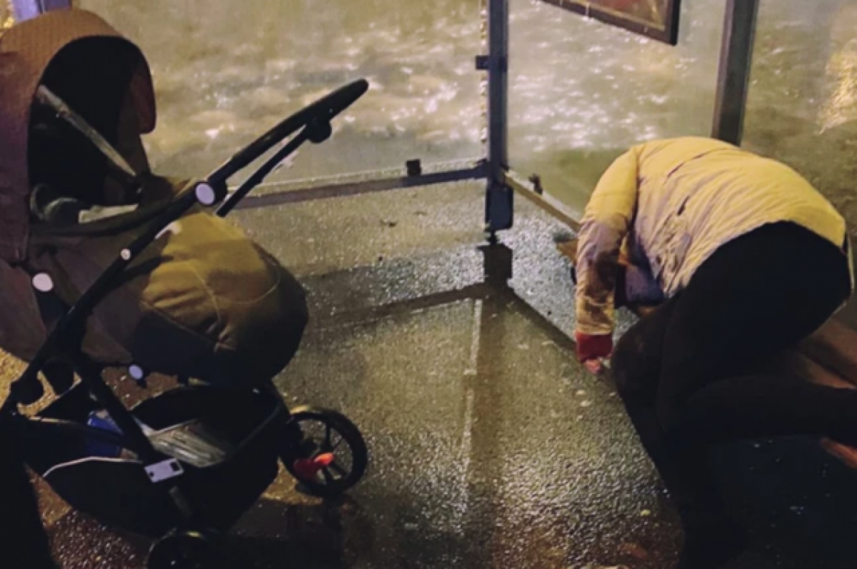 История пьяную мать. Коляски детские на улице. Уснула с коляской. Мать с коляской. Нерадивая мамаша с коляской в Санкт-Петербурге.