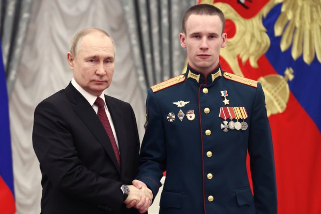 Президент РФ Владимир Путин и старший лейтенант Степан Белов, награжденный званием Героя Российской Федерации.