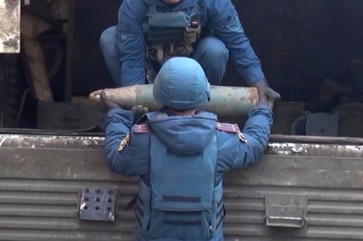 Саперы МЧС нашли неразорвавшийся снаряд рядом со школой в Донецке