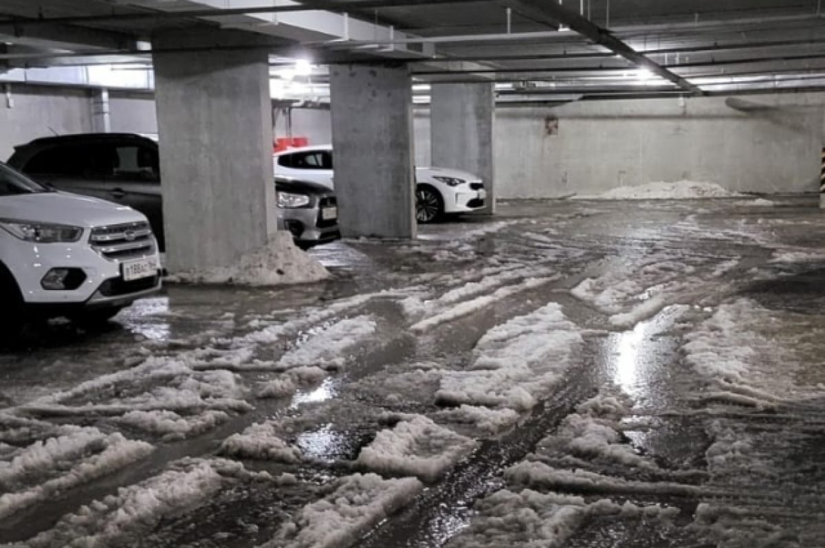 В Саратове продолжает заливать водой парковку после работ «Т Плюс» | АиФ  Саратов